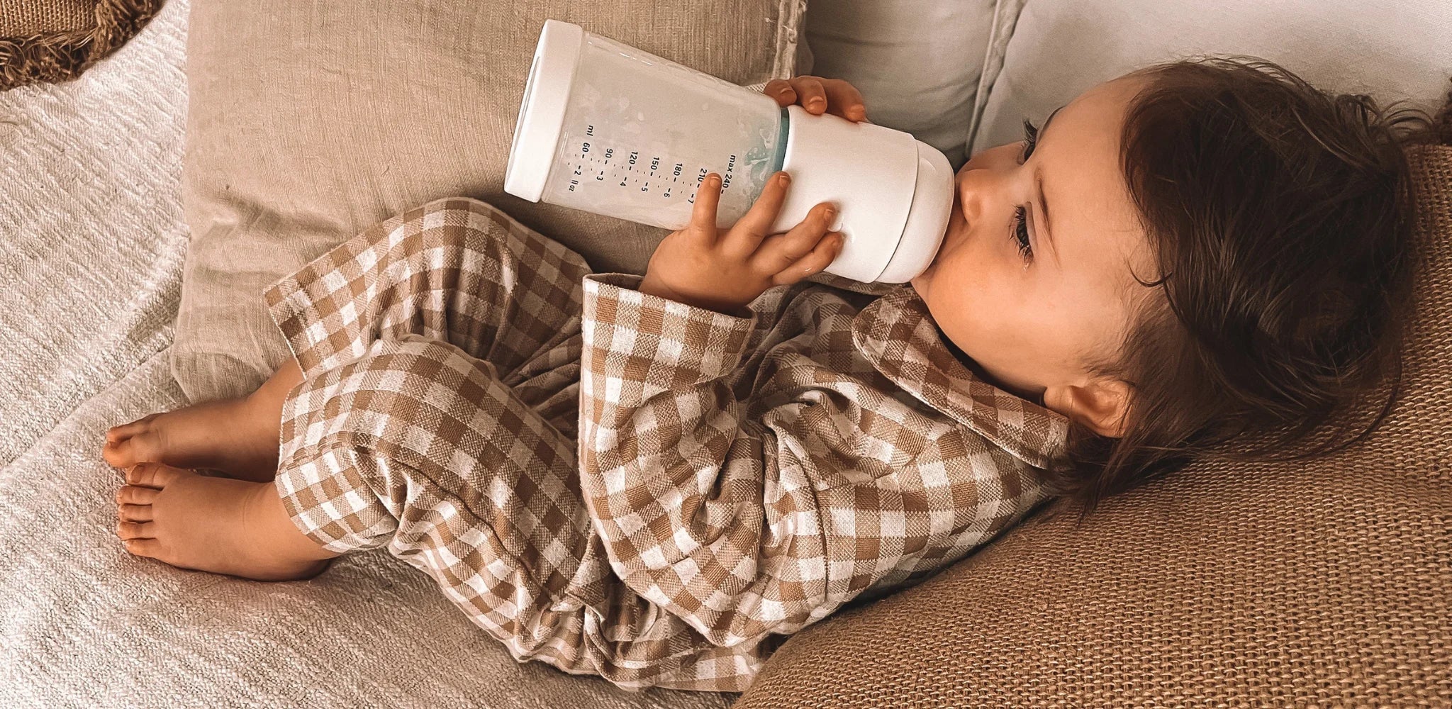 Babymilch zufüttern mit der Flasche