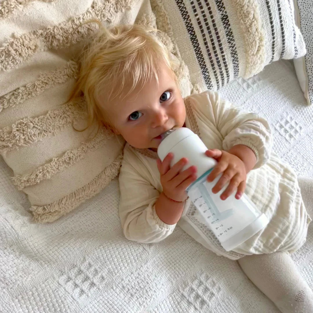 Baby trinkt selbstständig aus der snoozi Nachtflasche