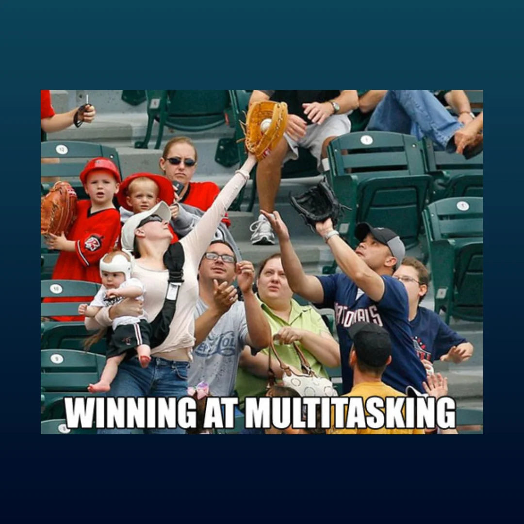Meme: Bild eines Baseballstadiums, viele Leute auf der Tribüne versuchen gleichzeitig den Ball zu fangen. Nur die Mutter mit Babytrage umgeschnallt, schafft es. Spruch: &quot;Winning at Multitasking&quot; 