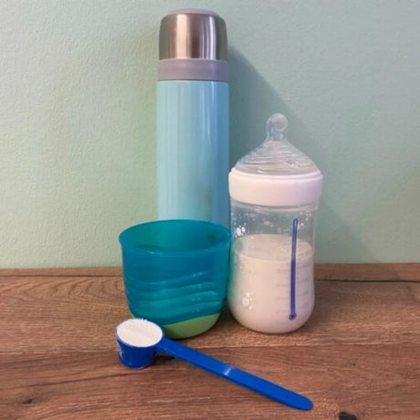 Thermoskanne, Babyflasche, Milchpulver für die nächtliche Fütterung 